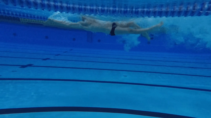 Latvijas izlases peldētājs un rekordists Ģirts Feldbergs demonstrē peldējumu kraulā uz muguras. Ķīpsalas peldbaseins, Rīga, 07.07.2023.
