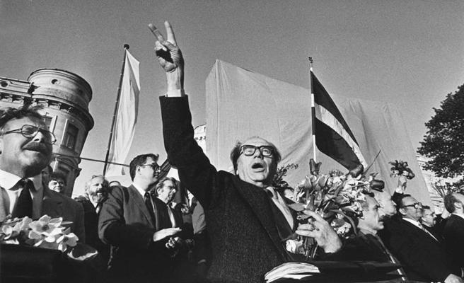 Eduards Berklavs manifestācijā Daugavas krastmalā pēc Neatkarības deklarācijas pieņemšanas. Rīga, 04.05.1990.