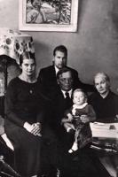 Kārlis Skalbe ar ģimeni. Ap 1937. gadu.