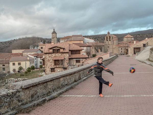 Selasas ciemats Molina de Aragonas apkārtnē Spānijā. Zēns, kurš spēlē bumbu, 2015. gadā bija vienīgais bērns ciematā, kura skola slēgta 1974. gadā depopulācijas dēļ. 2015. gads.