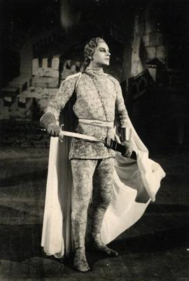 Aleksandrs Lembergs Žana de Briēna lomā Aleksandra Glazunova baletā “Raimonda”. Latvijas PSR Valsts operas un baleta teātris, 1954. gads.