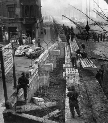 Berlīnes mūra celšana. 11.1961.