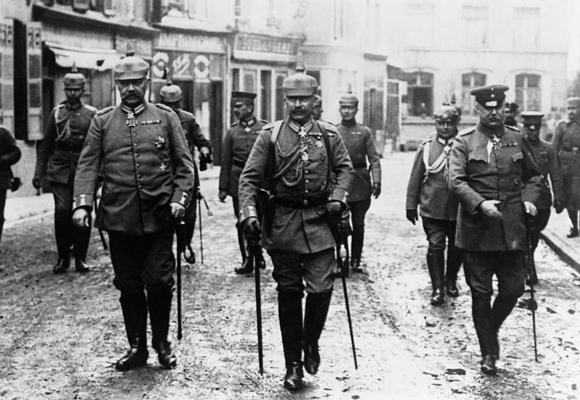 Austrumprūsijas ķeizars Vilhelms II kopā ar ģenerāļiem Paulu fon Hindenburgu un Ērihu Lūdendorfu Pirmā pasaules kara laikā. 1914. gads.