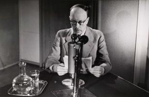 Prezidents Risto Riti lasa savu radio uzrunu. Helsinki, Somija, 26.06.1941.