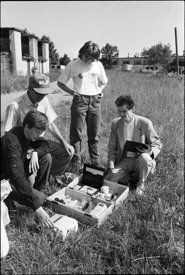 Laimonis Embrekts (otrais no kreisās) no ASV demonstrē atvesto iekārtu dzeramā ūdens kvalitātes noteikšanai fermeru saimniecībās. 1992. gads.