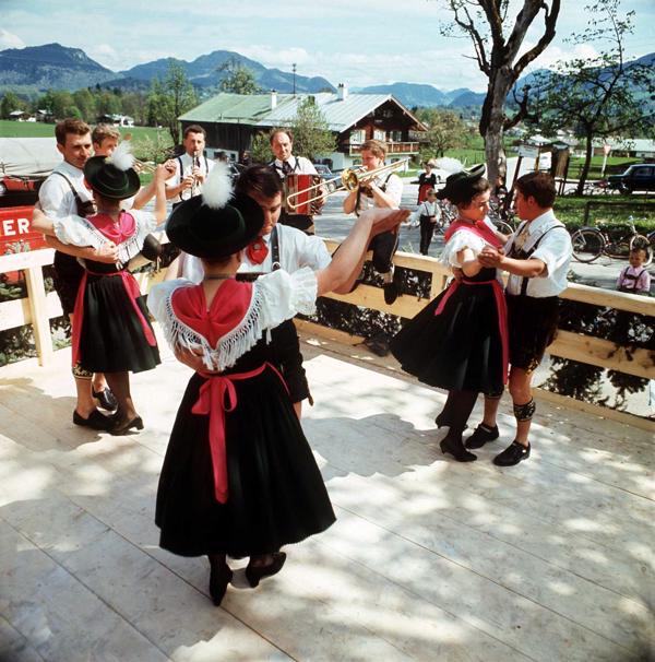 Bavārijas tautas deju grupa tradicionālajos tērpos. Šēnava Berhtesgādenā, Vācija, 2002. gads.