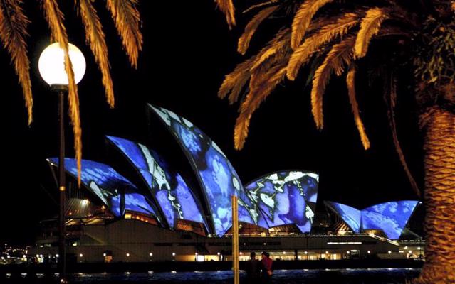 Uz Sidnejas operas nama projicētā Braiena Īno instalācija "77 miljoni gleznu". 26.05.2009.