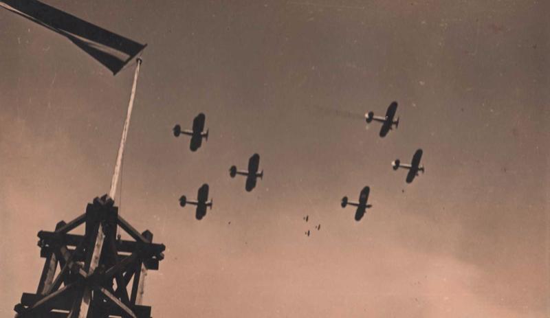 Aviācijas pulka Gloster-Gladiator II divplākšņu iznīcinātāji lidojumā. 1930. gadu beigas.