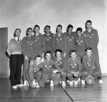 Zviedrijas basketbola vīriešu valstsvienība kopā ar treneri Juri Reneslāci (pirmais no kreisās). 1959. gads.
