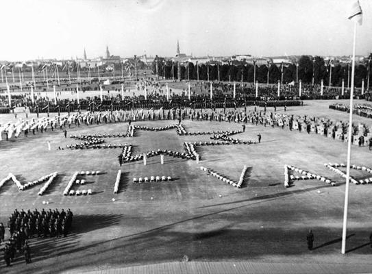 Aizsargu organizācijas divdesmit gadu jubilejai veltīti sporta svētki Uzvaras laukumā. Rīga, 17.06.1939.