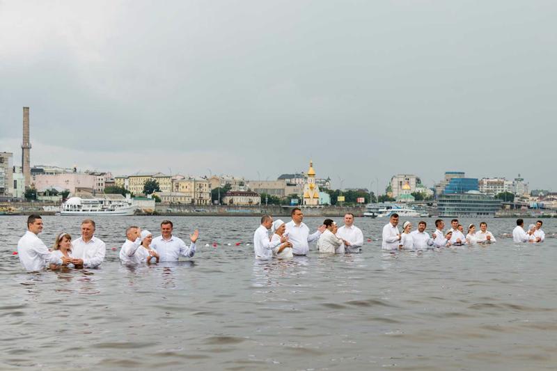 Ticīgo kristīšana iegremdējot. Kijiva, Ukraina, 22.07.2018.