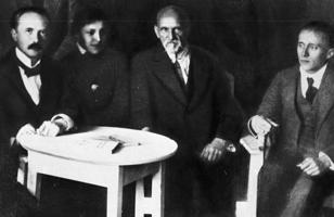 Izglītības ministrijas Mākslas nodaļas darbinieki. No kreisās trešais: Jānis Pliekšāns (Rainis), ceturtais: Pāvils Rozītis. 1920. gads.