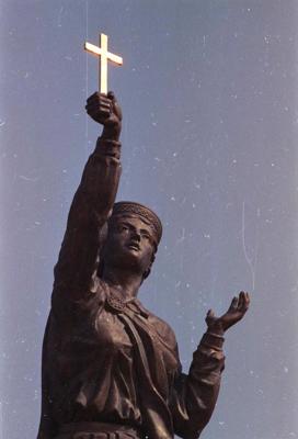 Atjaunotā Latgales atbrīvošanas pieminekļa "Vienoti Latvijai" centrālais sievietes tēls ar krustu rokā. Rēzekne, 13.08.1992.