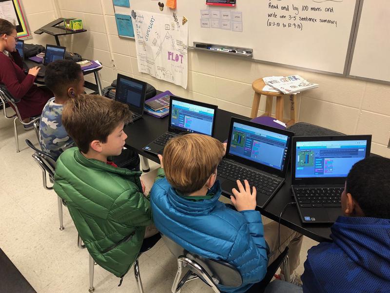 Bērni apgūst iemaņas programmēšanā. Lūivila, ASV, 04.12.2018.
