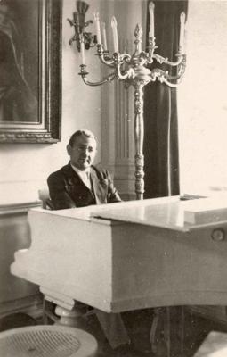 Oskars Stroks pie klavierēm. 20. gs. 30. gadi.