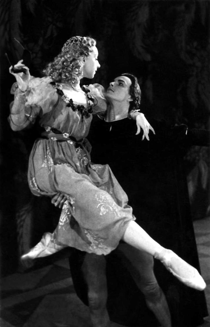 Anna Priede un Haralds Ritenbergs Sergeja Prokofjeva baletā "Romeo un Džuljeta". Latvijas PSR Valsts operas un baleta teātris, Rīga, 1953. gads.