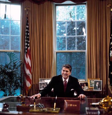 Ronalds Reigans savā kabinetā. Vašingtona, 1986. gads.