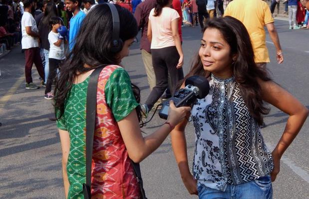 Radio žurnāliste ieraksta interviju uz ielas. Haidarabada, Indija, 07.05.2017.