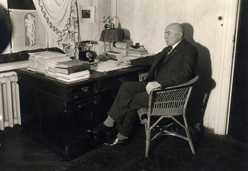 Jānis Akuraters pie rakstāmgalda savā kabinetā. Rīga, 20. gs. 30. gadu sākums.