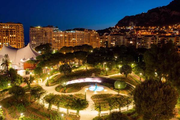 Skats uz Greisas Kellijas piemiņai izveidoto rožu dārzu Monako. 02.08.2019.