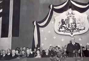 Latvijas Valsts prezidenta Kārļa Ulmaņa uzruna Eiropas basketbola čempionāta atklāšanā, 02.05.1937. Pa kreisi – valdības pārstāvji, diplomātiskais korpuss.