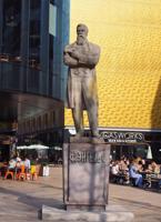 Frīdriha Engelsa piemineklis Mančestras centrā. Lielbritānija, 24.03.2022.