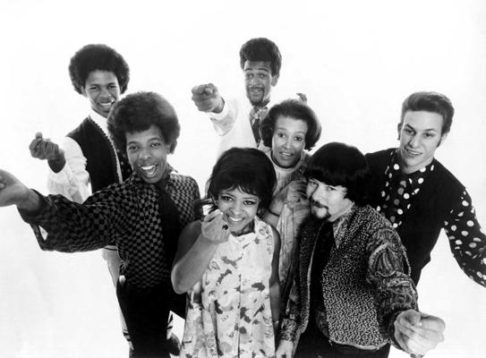 Grupa Sly and the Family Stone. No kreisās: Fredijs Stouns, Slajs Stouns, Roza Stouna, Lerijs Greiams, Sintija Robinsone, Džerijs Martini, Gregs Eriko. 1968. gads.