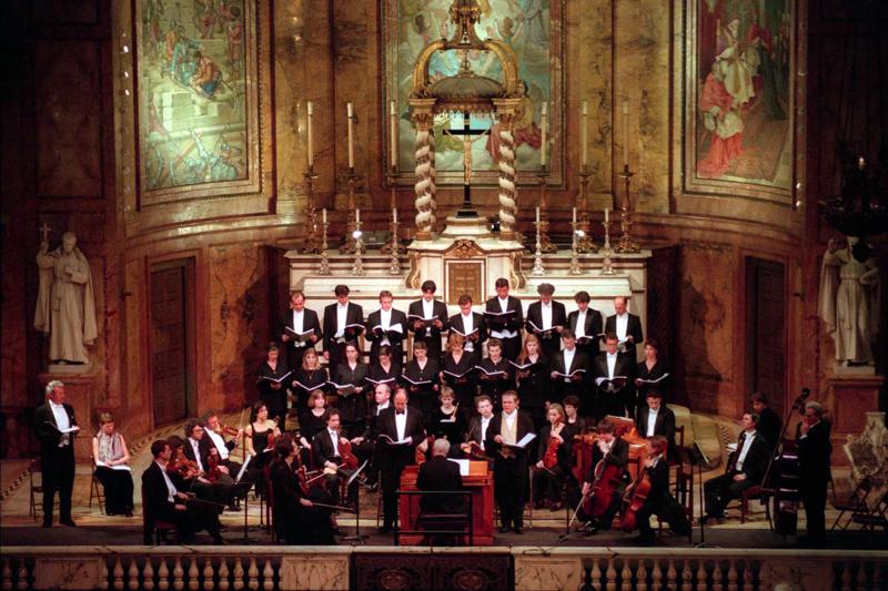 Amsterdamas baroka koris un orķestris izpilda Johana Sebastiana Baha (Johann Sebastian Bach) "Svētā Marka pasiju" (Matthäus-Passion) Svētā Ignācija Lojolas baznīcā. Ņujorka, ASV, 09.04.2000.
