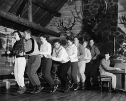 Jaunieši dejo Bunny Hop slēpošanas kūrortā Saules ielejā. Aidaho pavalsts, ASV, ap 1955. gadu.