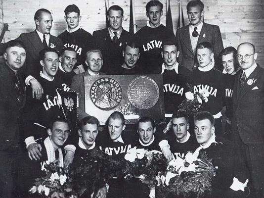 Latvijas valstsvienība – 2. vietas ieguvēja ar izcīnīto balvu Eiropas basketbola čempionātā. Kauņa, 1939. gads.