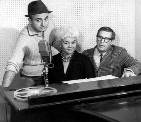 No kreisās: Chess ierakstu kompānijas dibinātājs Filips Čess, dziedātāja Eta Džeimsa un producents Ralfs Bess (Ralph Bass) Chess ierakstu studijā. Čikāga, ASV, 1960. gads. 