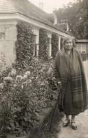 Anna Brigadere "Sprīdīšu" dārzā. 1931. gads.