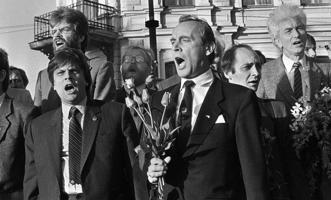 Manifestācijas dalībnieki dzied pēc Neatkarības deklarācijas pieņemšanas. Daugavas krastmala, Rīga, 04.05.1990.