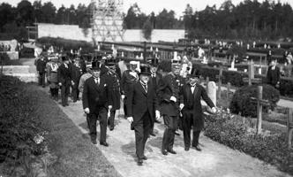 Zviedrijas karalis Gustavs V un Latvijas Valsts prezidents Gustavs Zemgals Brāļu kapos. Rīga, 30.06.1929.