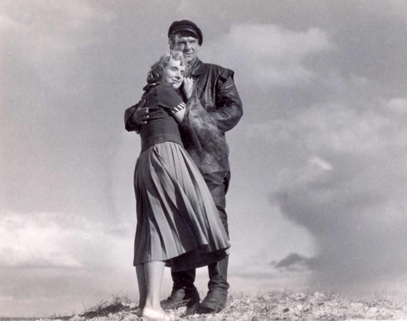 Anita (Astrīda Gulbe) un Oskars (Eduards Pāvuls) filmā "Zvejnieka dēls". 1957. gads.