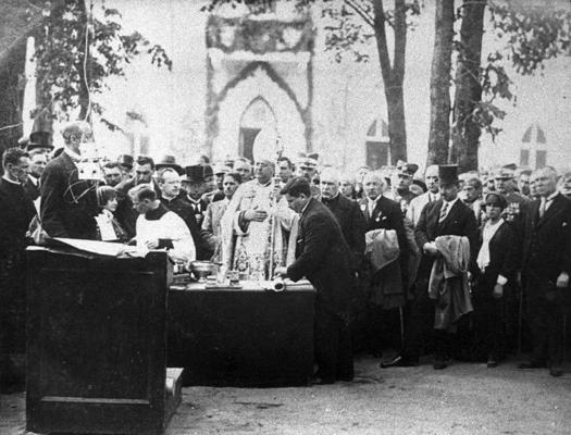 Pieminekļa "Latgales Māra" pamatakmens iesvētīšanas ceremonija, to vada Romas katoļu baznīcas bīskaps Jāzeps Rancāns. Rēzekne, 08.06.1930.