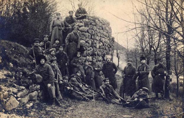1. latviešu atsevišķā bataljona karavīri Kandavas pilsdrupās. 03.1919.