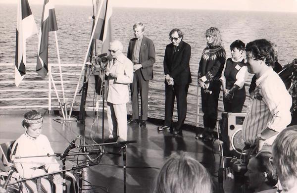 Latviešu piemiņas brīdis, braucot gar Latvijas krastu akcijas "Baltijas brīvības un miera kuģis" laikā. 27.07.1985.