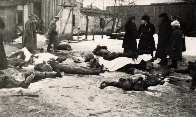 "Sarkanā terora" laikā arestēto un nogalināto cilvēku atpazīšana. Jelgavas cietuma pagalms, 17.03.1919.