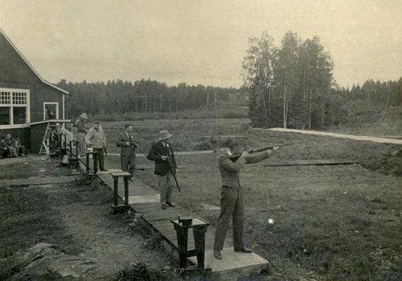 Pasaules čempionāts šaušanā. Helsinki, 1937. gads. Sacensības stenda šaušanā. Priekšplānā – Haralds Blaus.