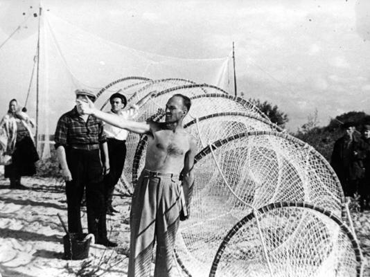 Filmas "Zvejnieka dēls" uzņemšana, priekšplānā režisors un scenārija autors Vilis Lapenieks. 20. gs. 30. gadu beigas.