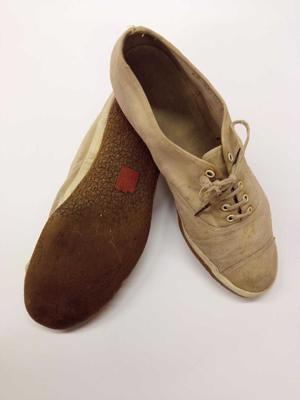 Rūpnīcas “Kvadrāts” ražotie tenisa apavi, kas piederējuši Harijam Ozoliņam. 20. gs. 30. gadi.