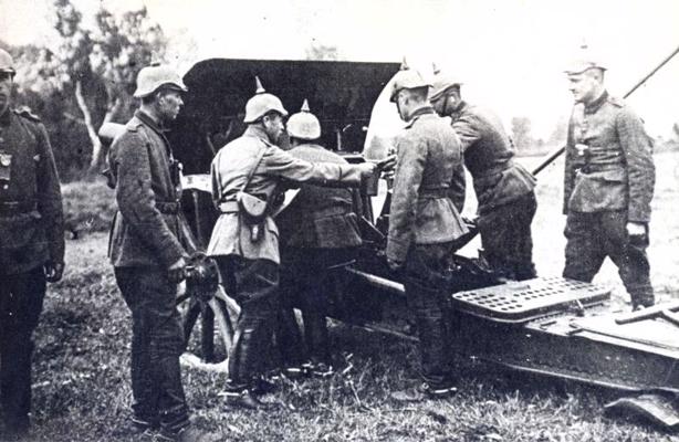 Bermontiešu karavīri – lielgabala apkalpe. 1919. gads.