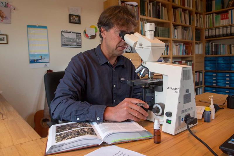 Ķērpju eksperts un biologs Olivers Dīrhamers (Oliver Dürhammer) pēta ķērpjus savā birojā Pentlingā, Vācijā.19.01.2018.