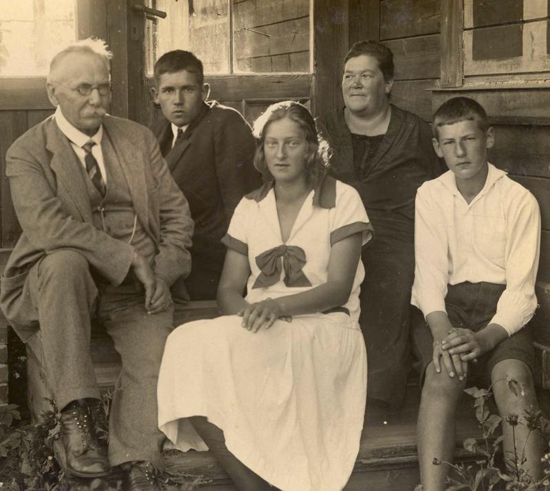 Ernests Felsbergs ar ģimeni lauku mājās Cēsu apriņķa Pipariņos. 1924.–26. gads. No kreisās: Ernests Felsbergs, Alberts Felsbergs, Lūcija Felsberga, Ģertrūde Felsberga, Aleksandrs Felsbergs.