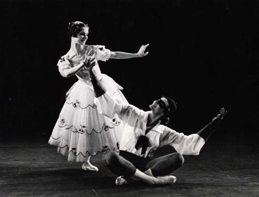 Zita Errs Kolumbīnes lomā un Aivars Leimanis Arlekīna lomā Roberta Šūmaņa baletā “Karnevāls”. LPSR Valsts operas un baleta teātris, 1981. gads.