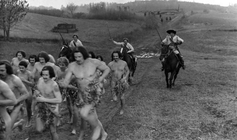 No kreisās aizmugurē zirgu mugurā: Andris (Haralds Ritenbergs), Pēteris (Artūrs Ēķis), Ērmanis (Eduards Pāvuls) filmā "Vella kalpi", 1970. gads.