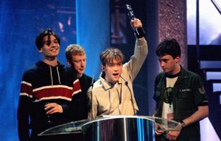 Grupa Blur saņemot britu mūzikas industrijas balvu Brit. 1995. gads.