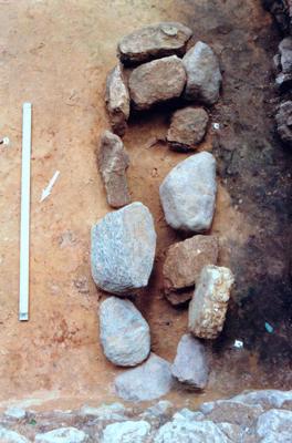 Ziedoņskolas kapulauka 7. skeletkapa akmeņu šķirsts (795.–595. gads p. m. ē.), 1998. gads.
