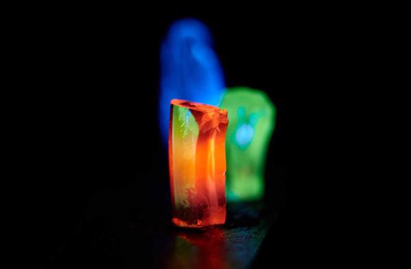 Stikla keramikas paraugu fotoluminiscence ultravioletā starojuma iedarbības rezultātā.